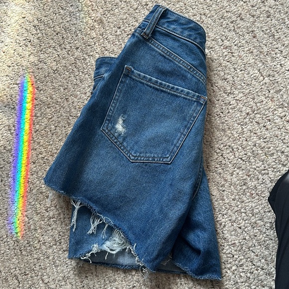 NWT Express Mid Rise Short - Picture 3 of 4